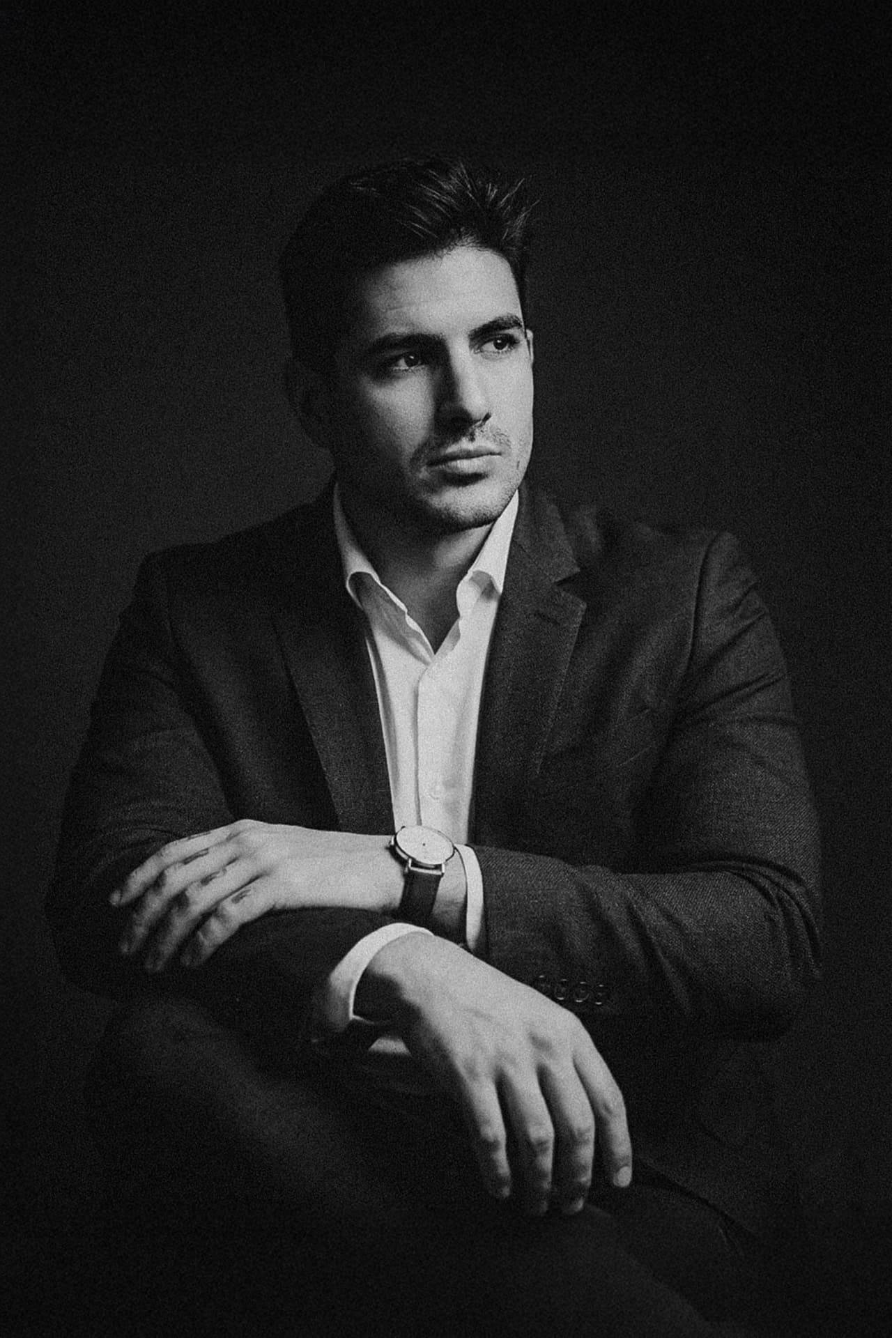 Retrato editorial de Lucian Rabello em preto e branco